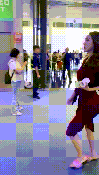 这位妹子气势很足，就算是穿着拖鞋，也能走出霸气的步伐！