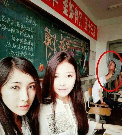 姑娘，以后拍照要照顾下别人的感受，万一被身后的大哥看到多尴尬