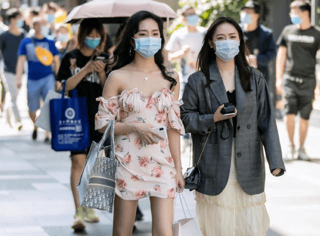 穿着短裙的妹子是有男朋友的吧，跟身边的闺蜜像是隔了一个秋天啊