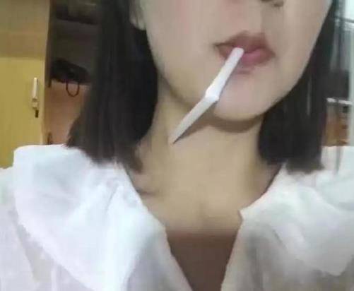 看来妹子平时没有少吃狗粮