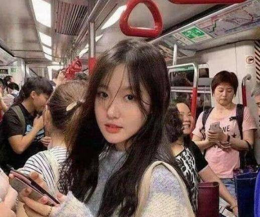 在地铁上偶遇前女友，她还是原来的样子，喜欢穿粉色的上衣