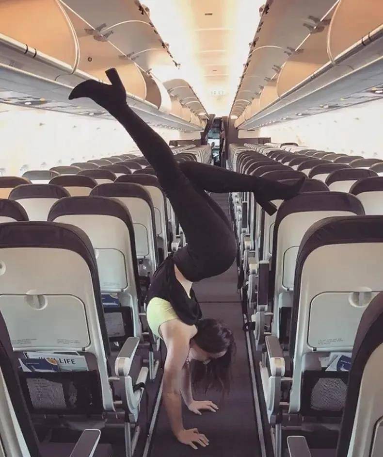 怎么突然在高铁上练起瑜伽来了