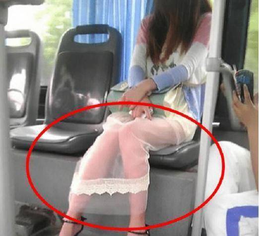 妹子真任性，穿这么薄的裙子坐公交车